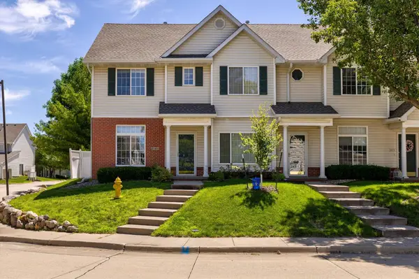 2165 Ridgeview Circle, Clive, IA 50325