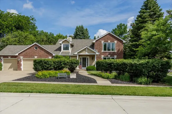 13921 Hawthorn Drive, Clive, IA 50325