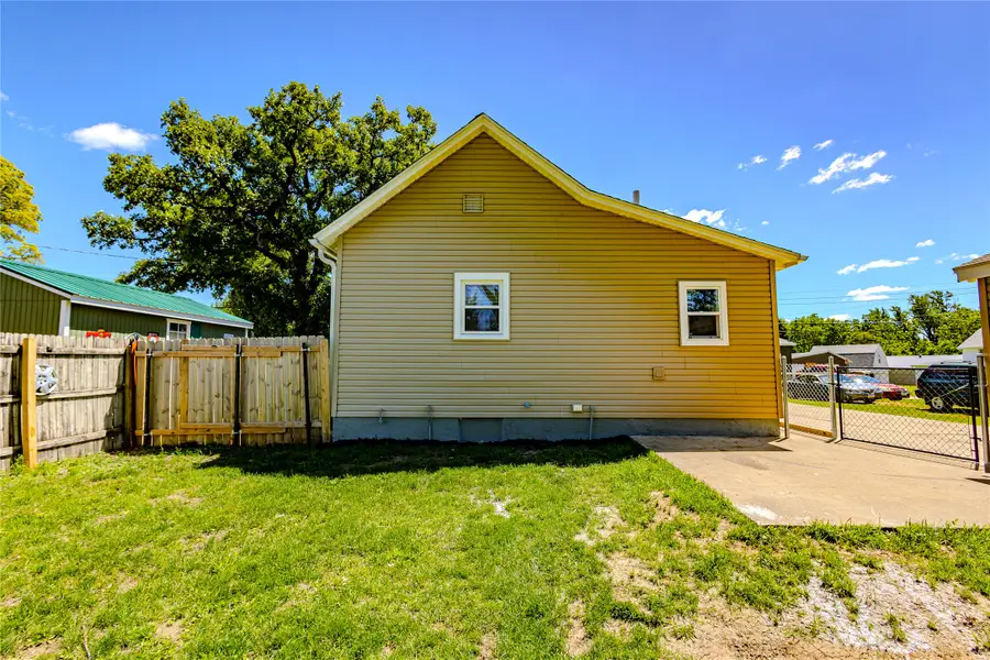 313 W 10th Street N, Newton, IA 50208 - #3