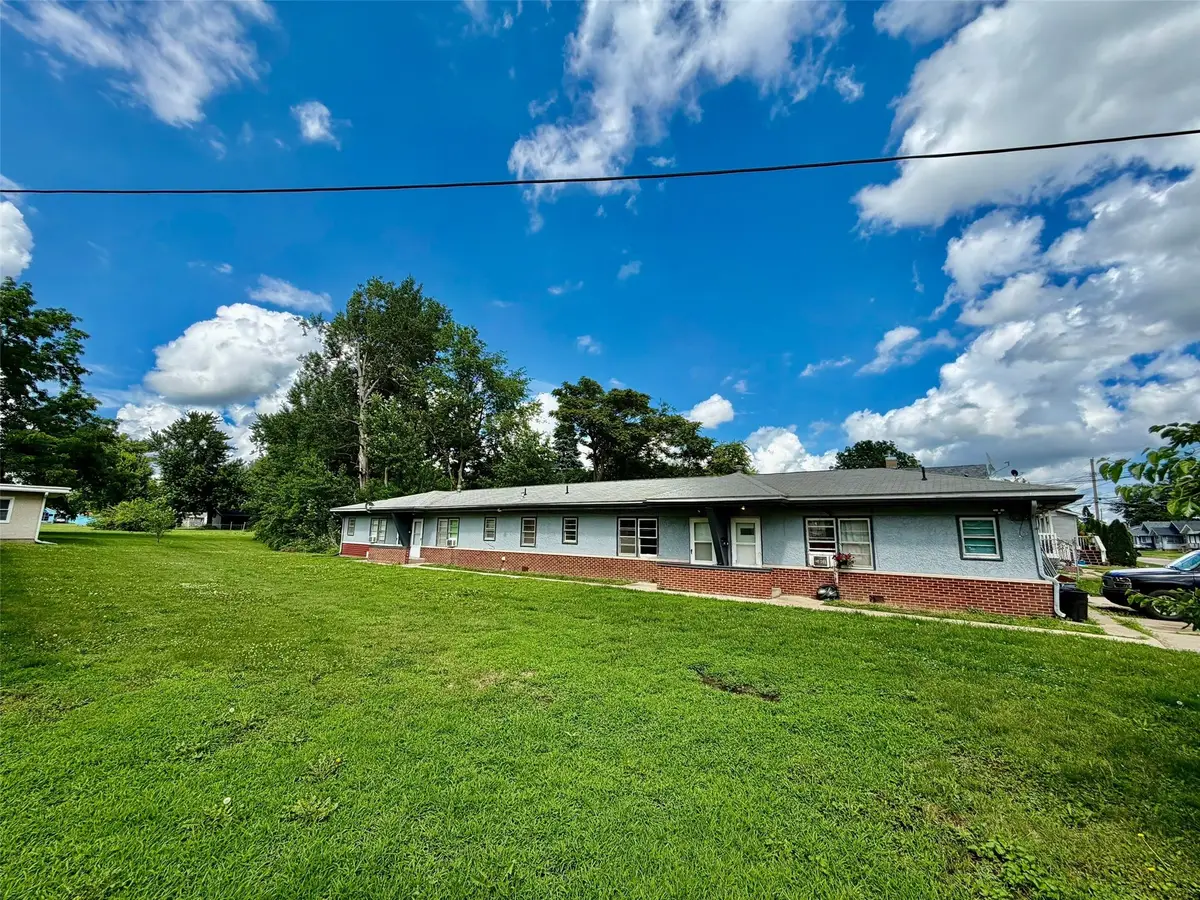 910 N 6th Avenue E, Newton, IA 50208 - #1