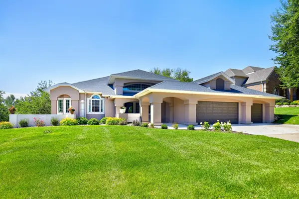 1885 Glen Oaks Drive, West Des Moines, IA 50266
