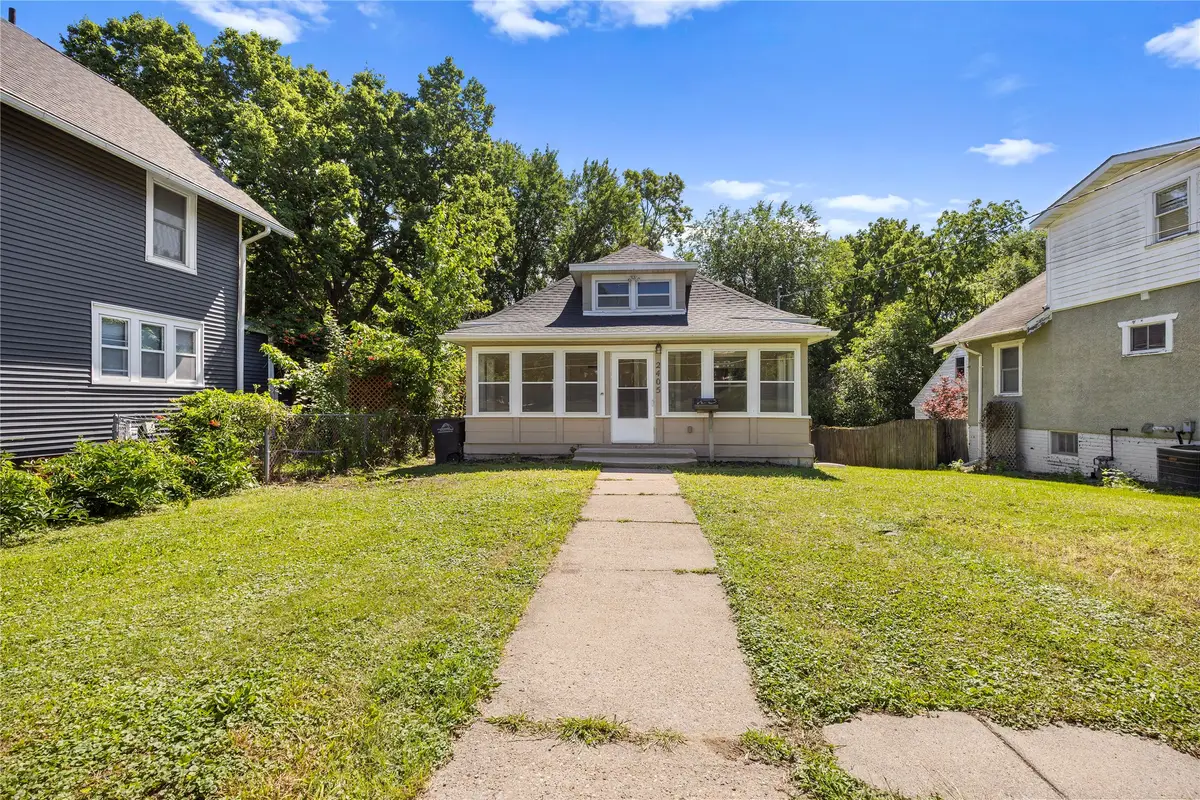 2405 E 9th Street, Des Moines, IA 50316 - #1