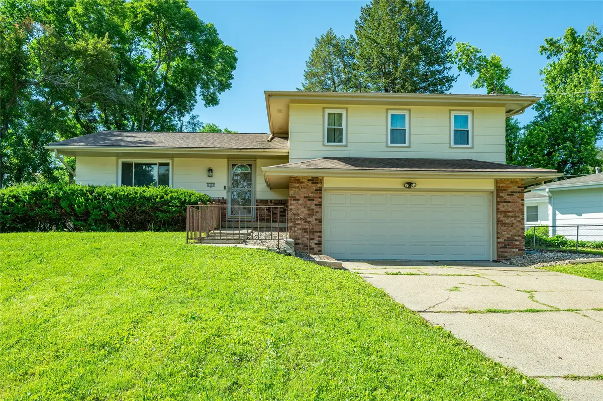 6800 Holcomb Avenue, Urbandale, IA 50322 - #1