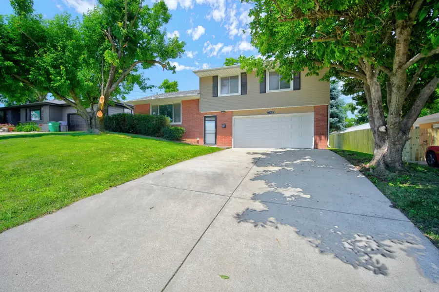 7205 Maple Drive, Urbandale, IA 50322 - #2