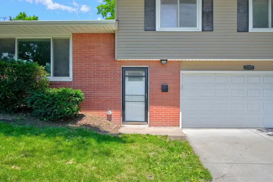 7205 Maple Drive, Urbandale, IA 50322 - #3