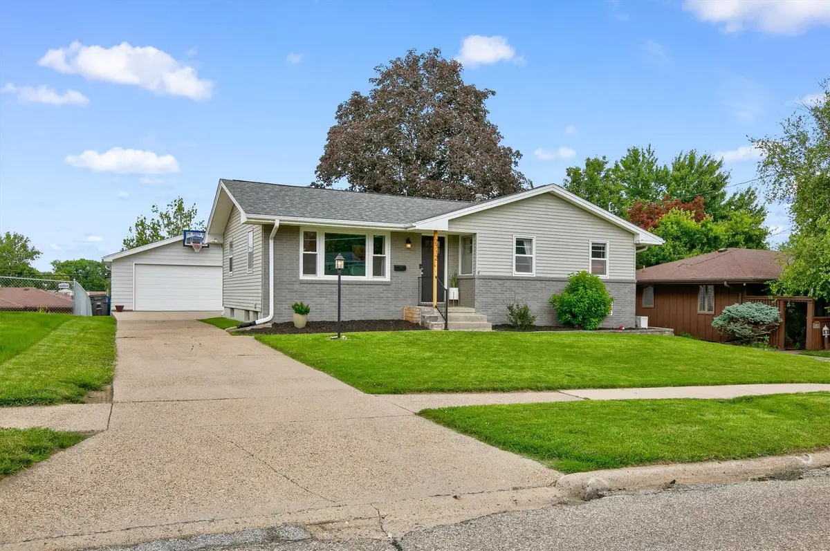 2712 Richmond Avenue, Des Moines, IA 50317 - #1