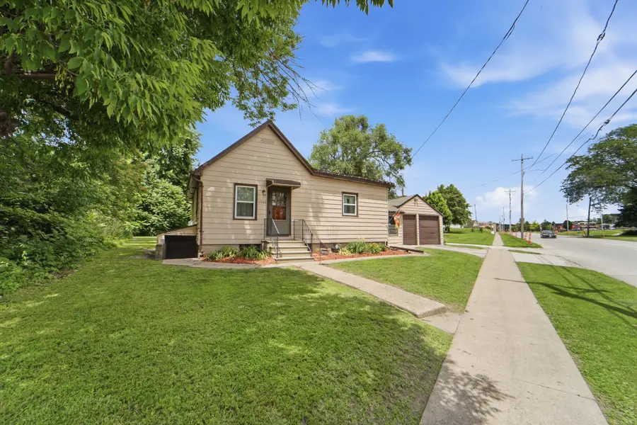 2262 Easton Boulevard, Des Moines, IA 50317 - #2