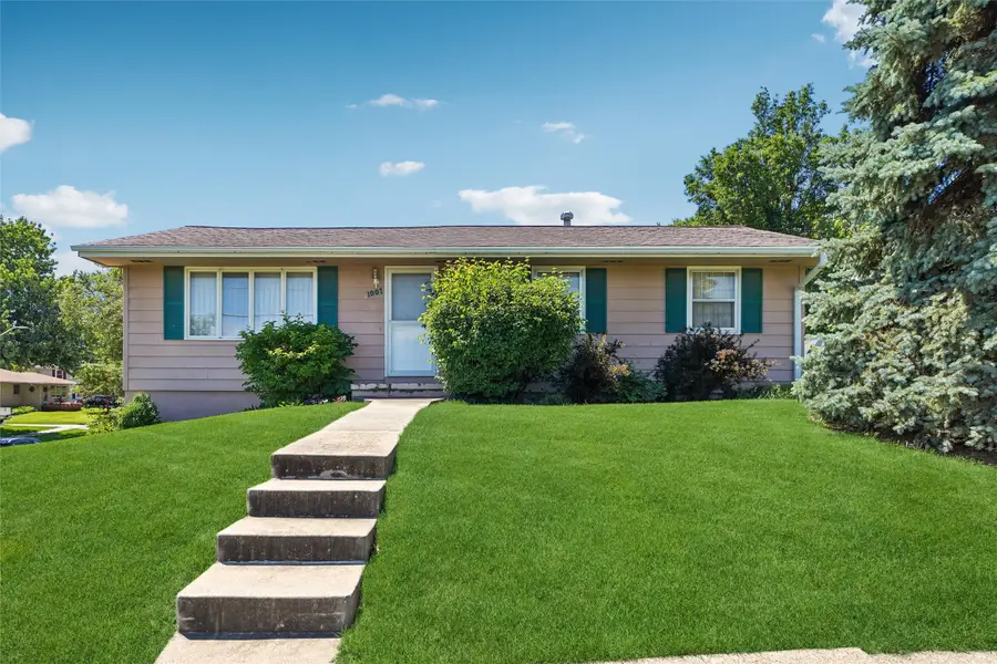 1007 W Iowa Avenue, Indianola, IA 50125 - #2