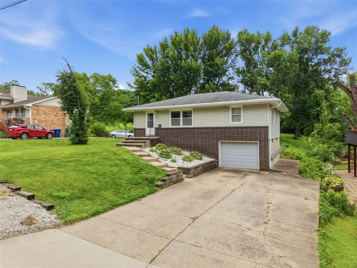 201 E Bell Avenue, Des Moines, IA 50315 - #1