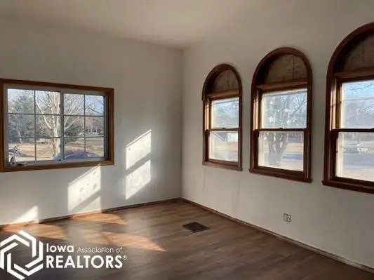 821 8th Street, Grinnell, IA 50112 - #3