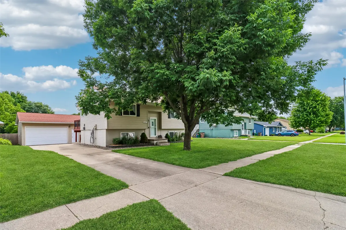 615 10th Avenue Nw, Altoona, IA 50009 - #1