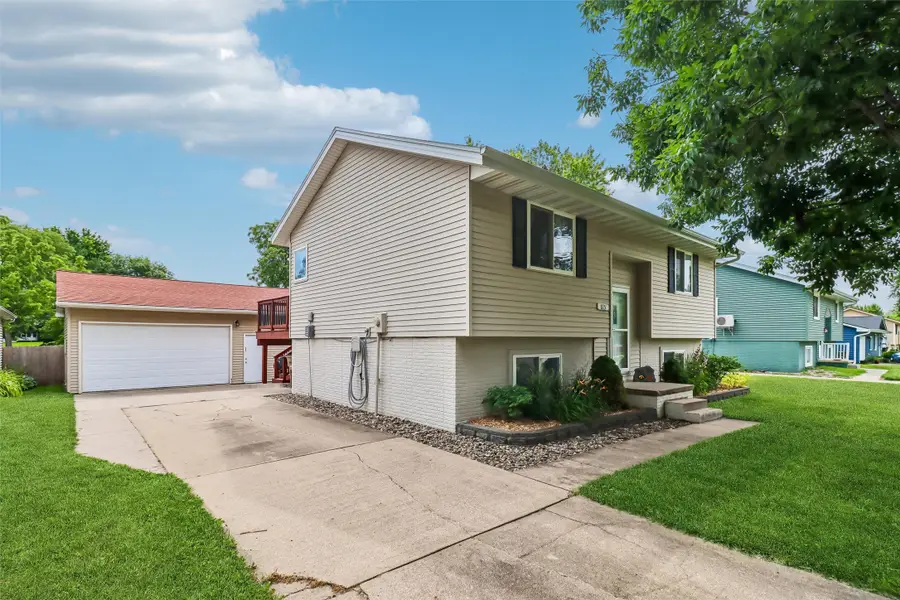 615 10th Avenue Nw, Altoona, IA 50009 - #2