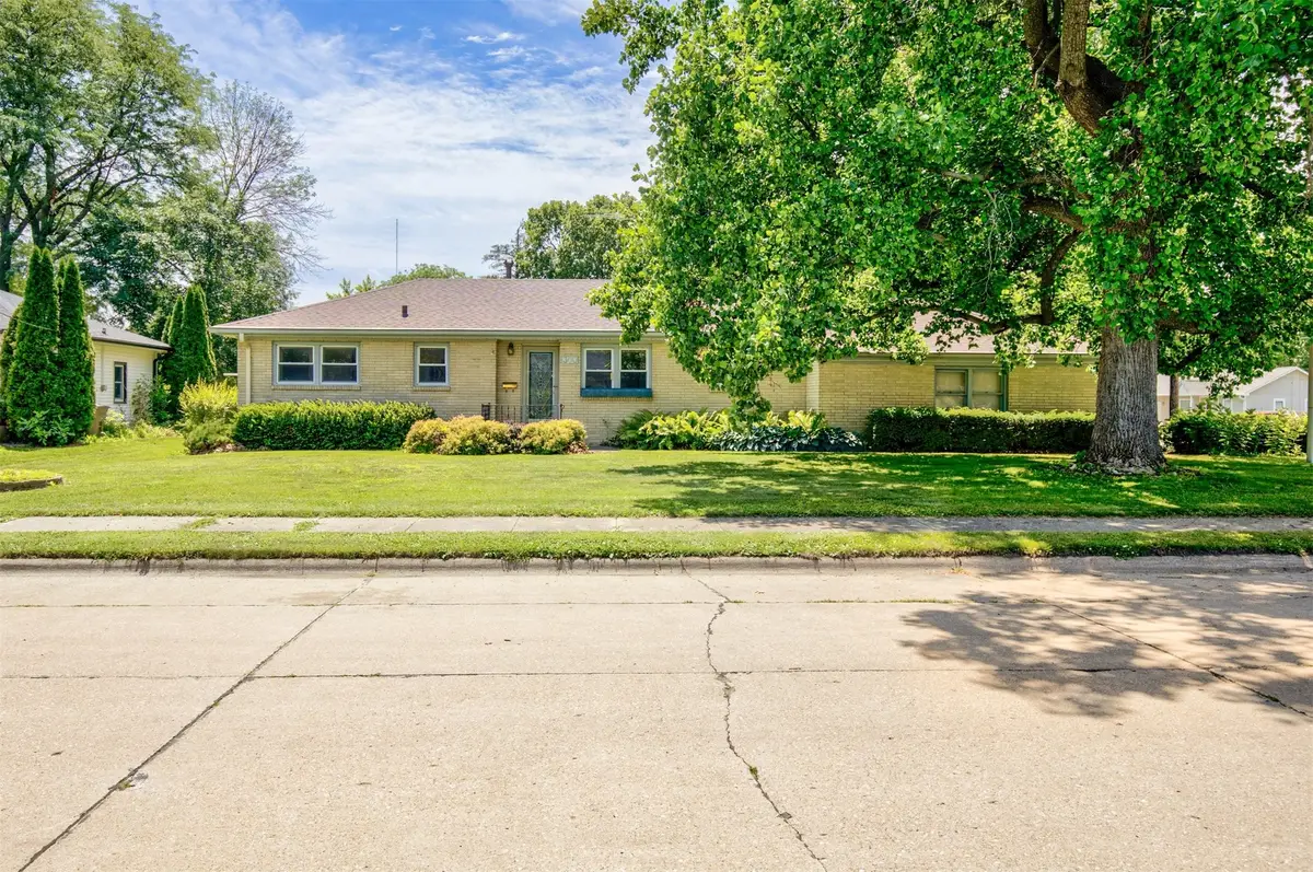 300 5th Street Place Se, Altoona, IA 50009 - #1
