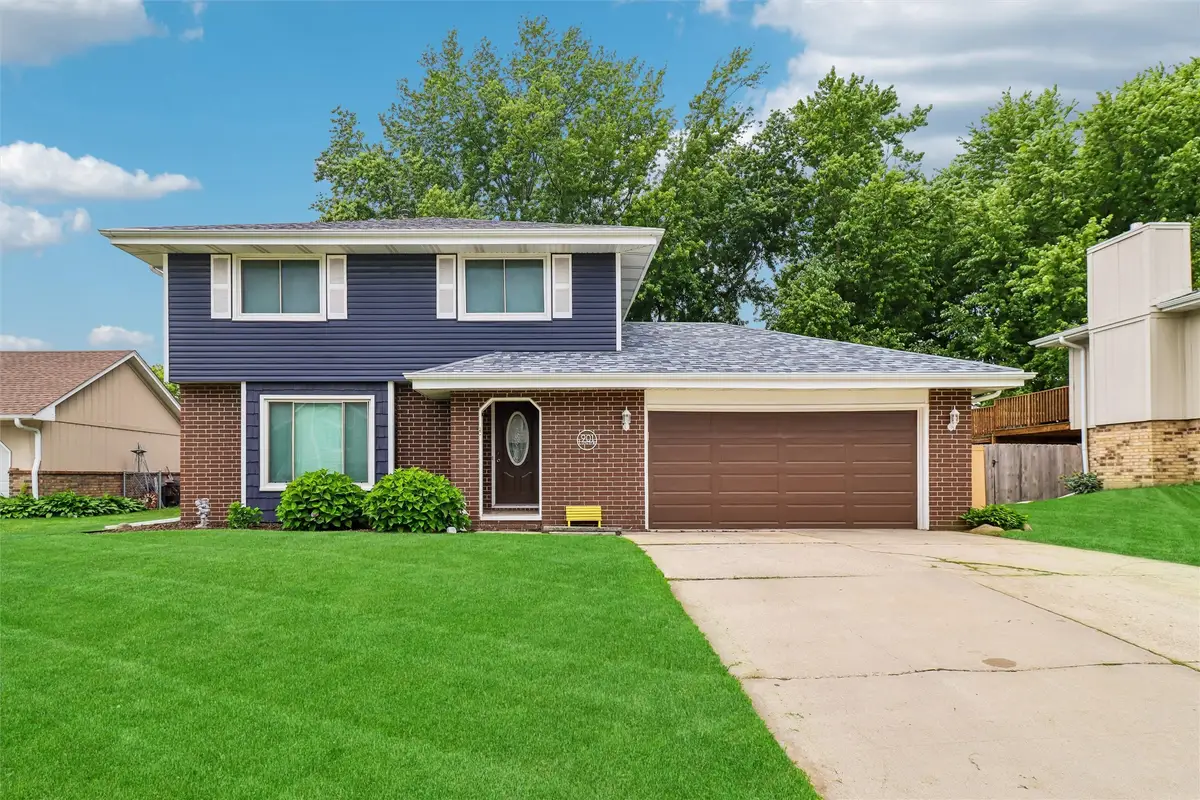 901 E 17th Street N, Newton, IA 50208 - #1