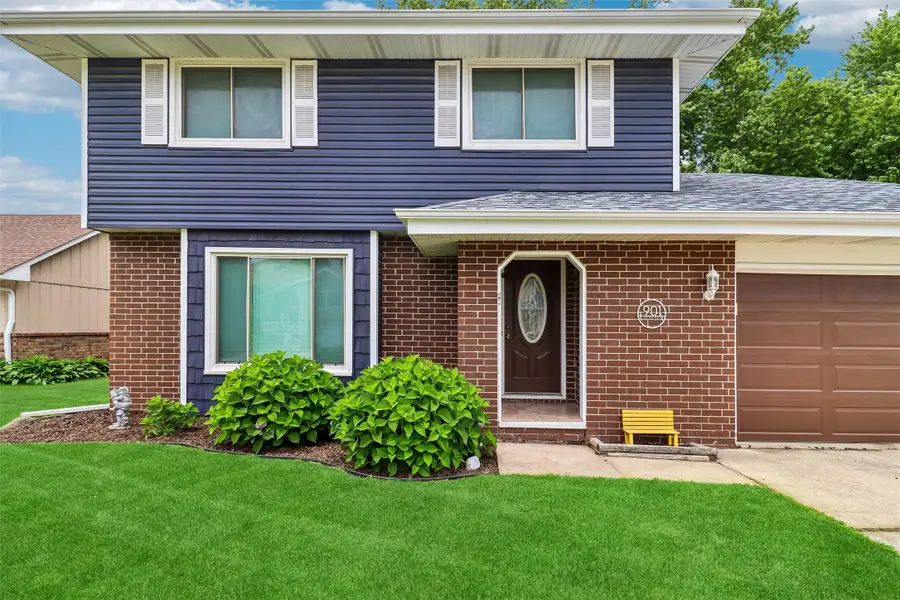 901 E 17th Street N, Newton, IA 50208 - #3