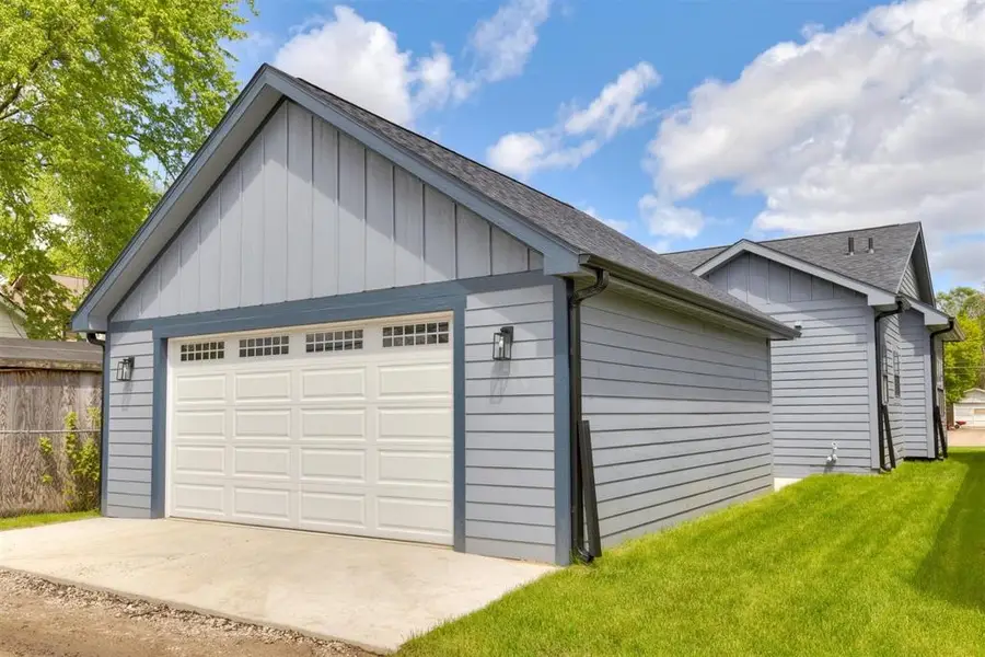 417 E Granger Avenue, Des Moines, IA 50315 - #2