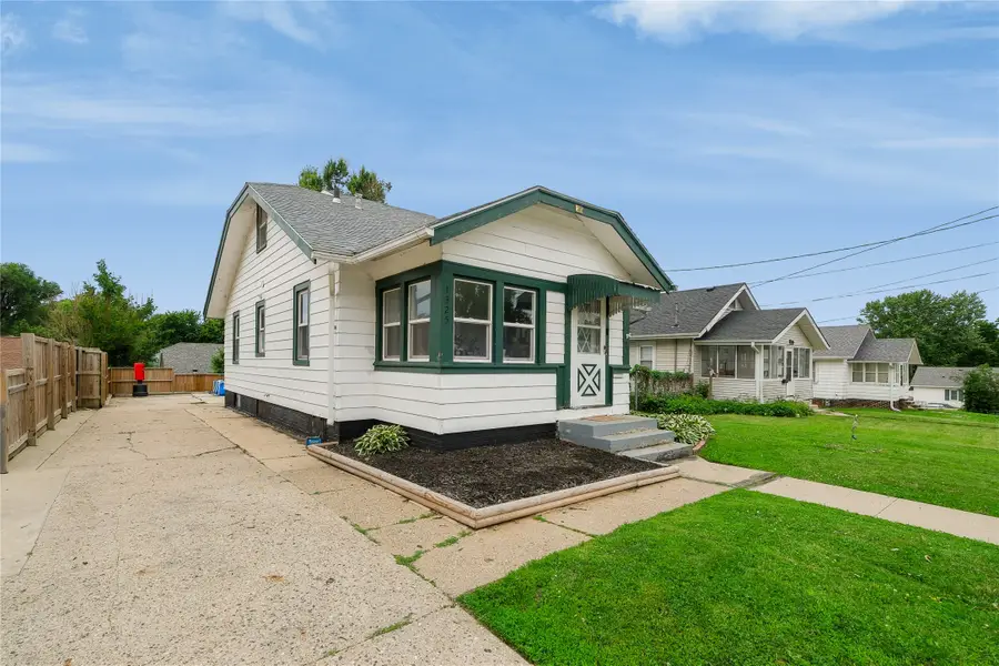 1325 N 4th Avenue E, Newton, IA 50208 - #2