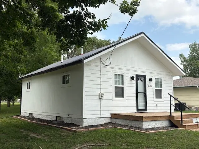 1606 N 2nd Avenue W, Newton, IA 50208 - #2
