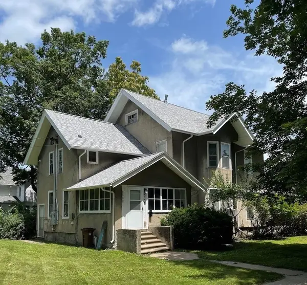 903 East Street, Grinnell, IA 50112