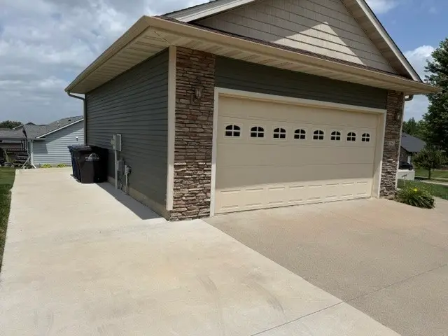 2462 E Highview Drive, Des Moines, IA 50320 - #2
