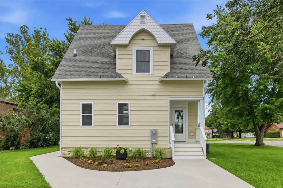 414 E Robinson Street, Knoxville, IA 50138 - #3