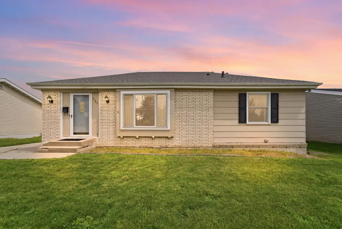 2024 N 4th Avenue E, Newton, IA 50208 - #1