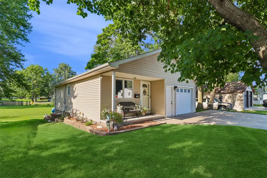 709 W Rock Island Street, Knoxville, IA 50138 - #3