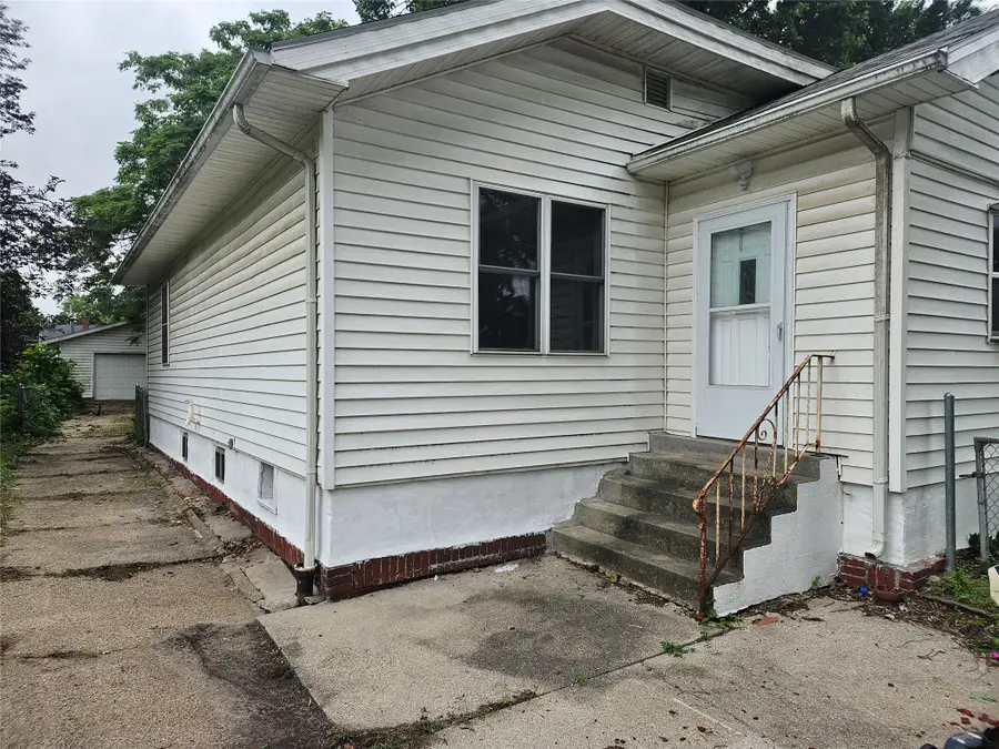 1437 Mattern Avenue, Des Moines, IA 50316 - #2