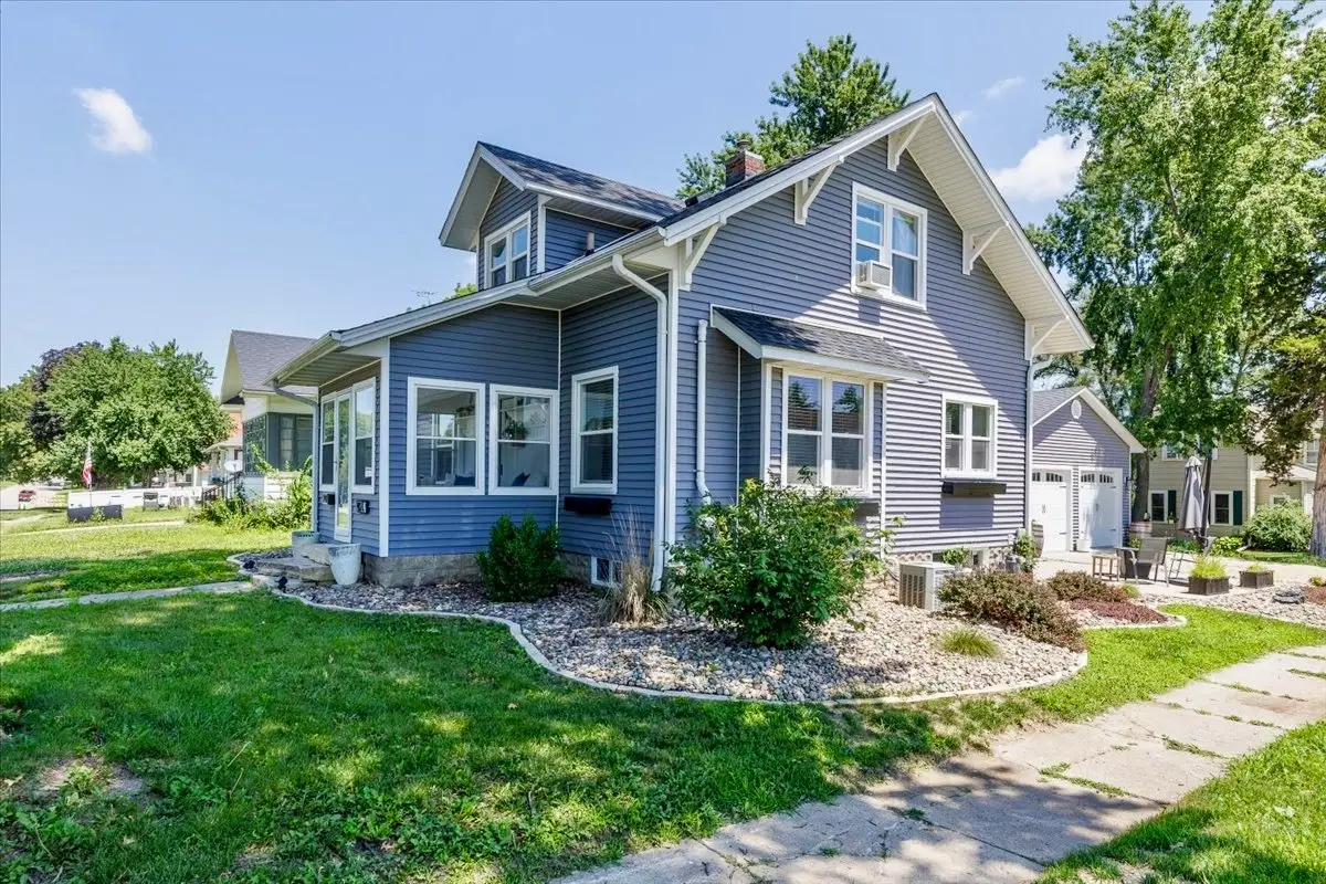 400 E 1st Street, Pella, IA 50219 - #1