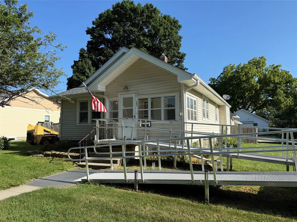 121 E Benton Street, Winterset, IA 50273 - #1