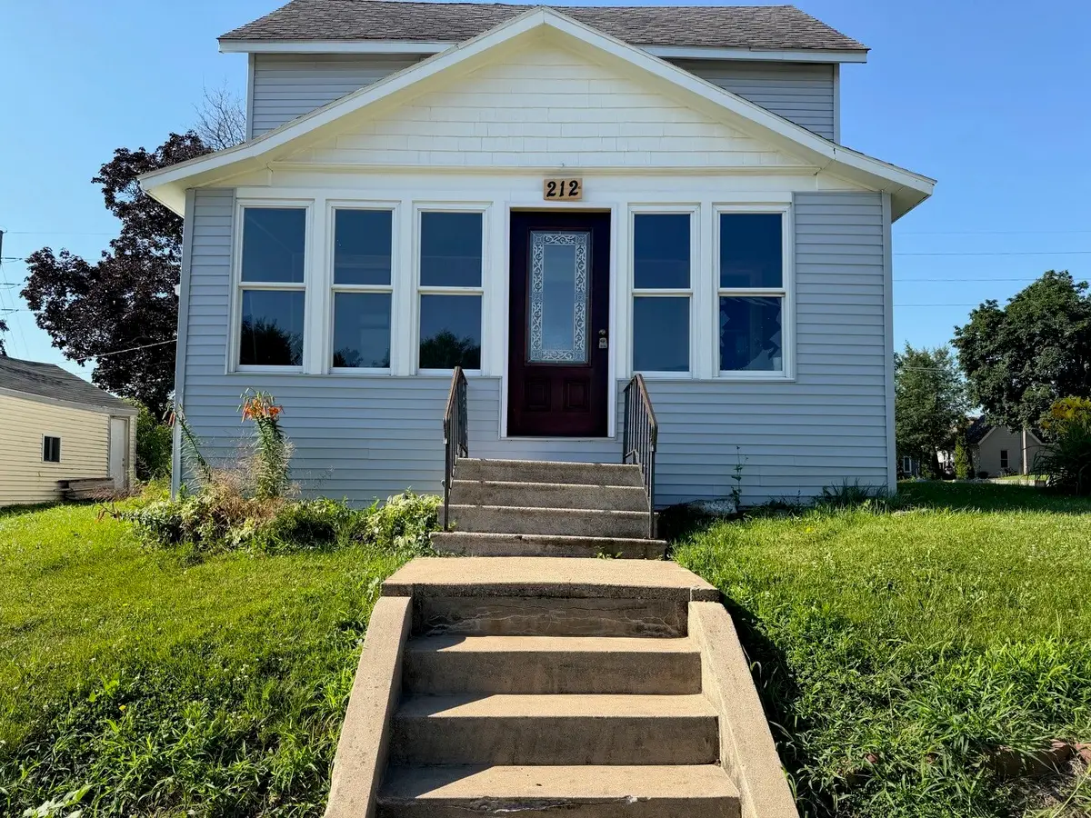 212 W Nevada Street, Marshalltown, IA 50158 - #1