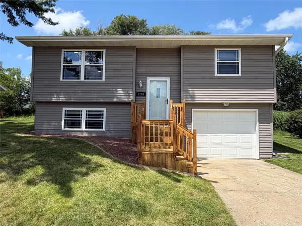 1209 N Prairie Street, Pella, IA 50219