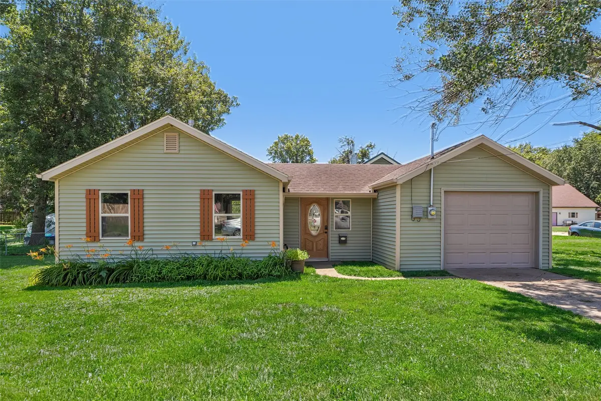 707 S 12th Avenue W, Newton, IA 50208 - #1