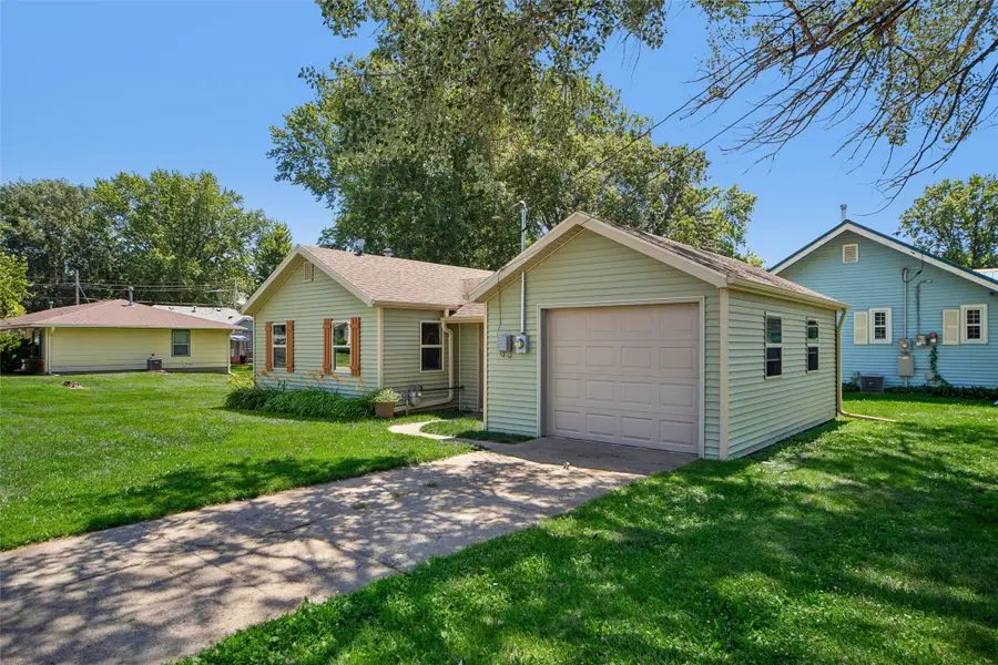 707 S 12th Avenue W, Newton, IA 50208 - #2