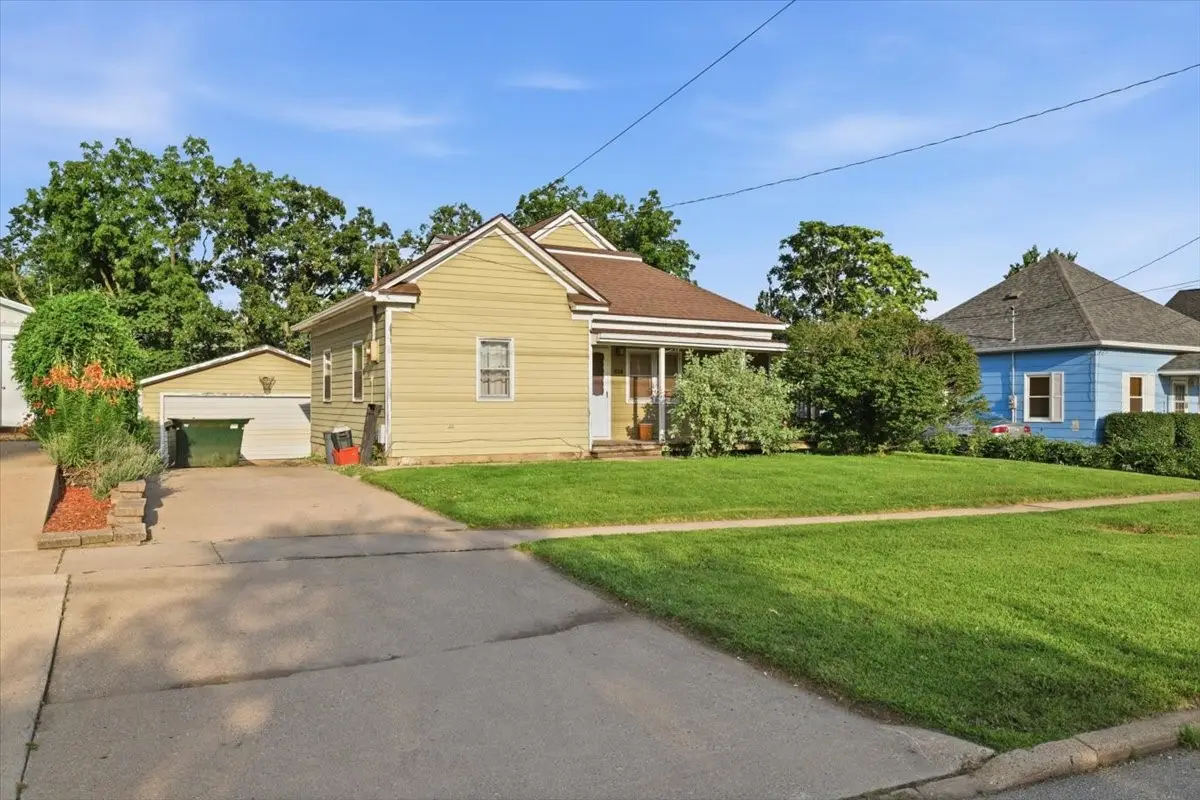326 E 3rd Street S, Newton, IA 50208 - #1