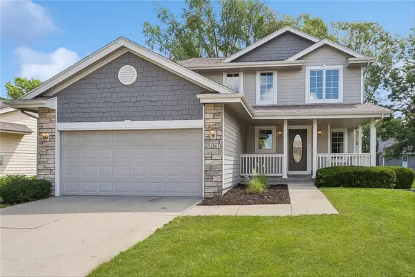 2205 Country Cove Lane, Altoona, IA 50009