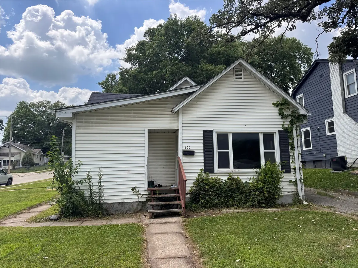 902 24th Street, Des Moines, IA 50312 - #1