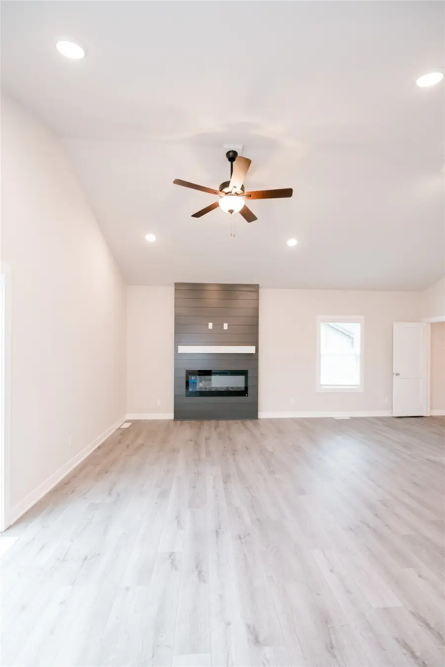 2509 N 8th Avenue E, Newton, IA 50208 - #2
