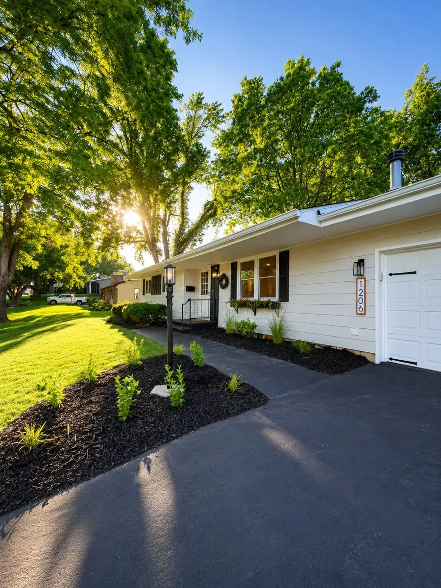 1206 S 16th Avenue W, Newton, IA 50208 - #2
