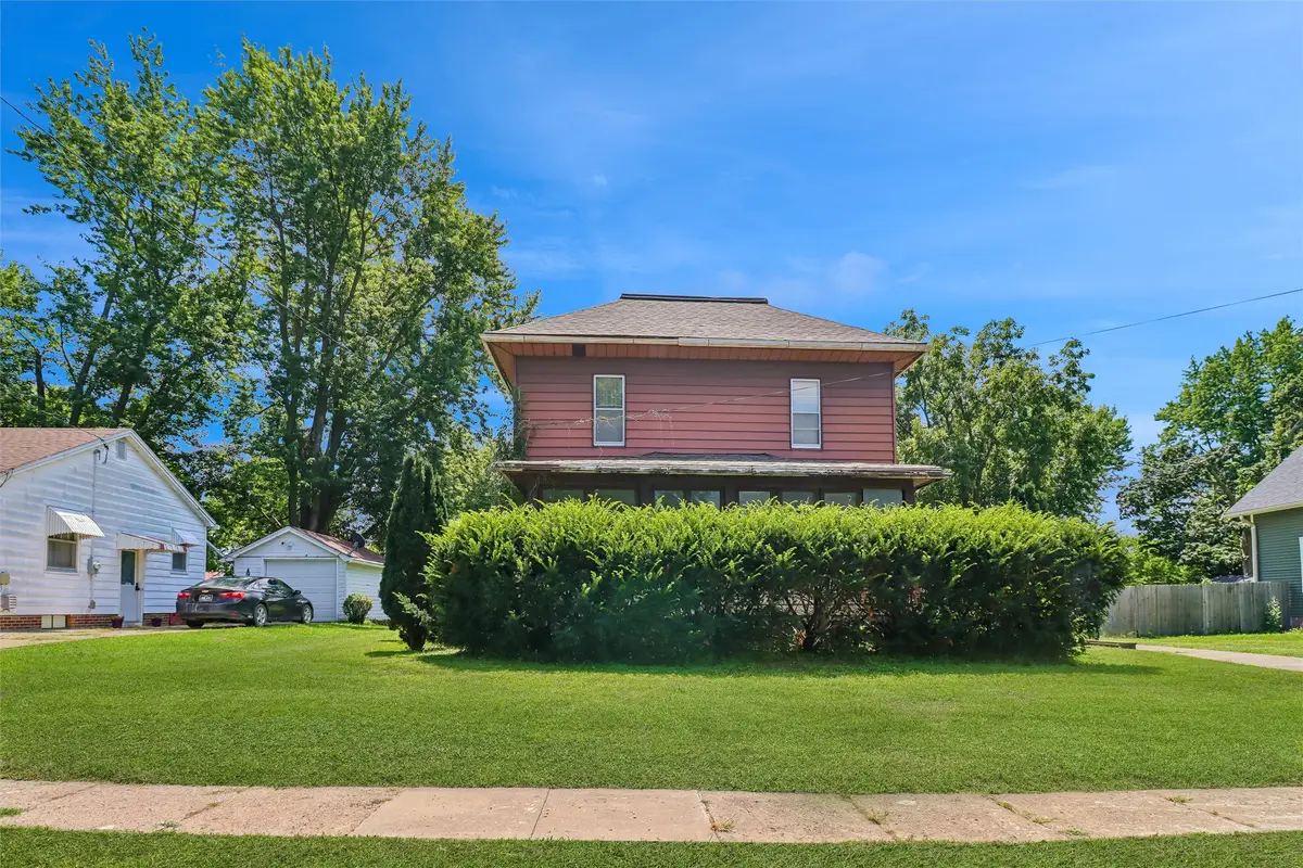 611 S 3rd Avenue W, Newton, IA 50208 - #1