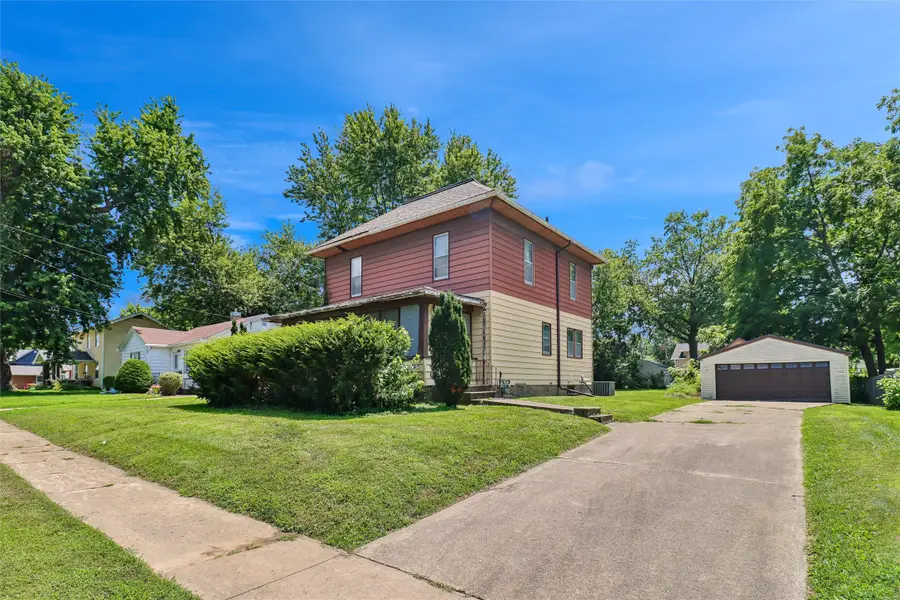 611 S 3rd Avenue W, Newton, IA 50208 - #2