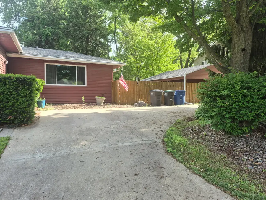435 E Leach Avenue, Des Moines, IA 50315 - #2