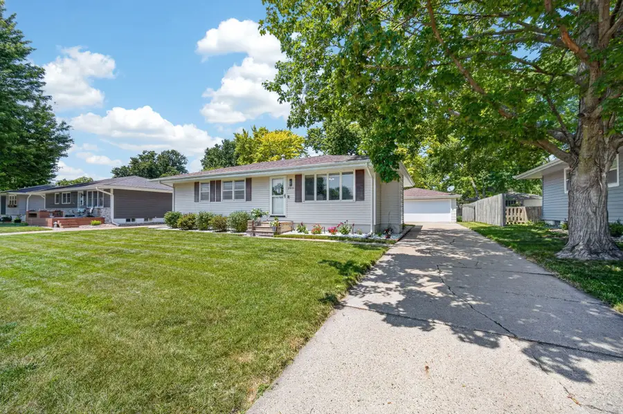285 Gray Avenue, Waukee, IA 50263 - #2