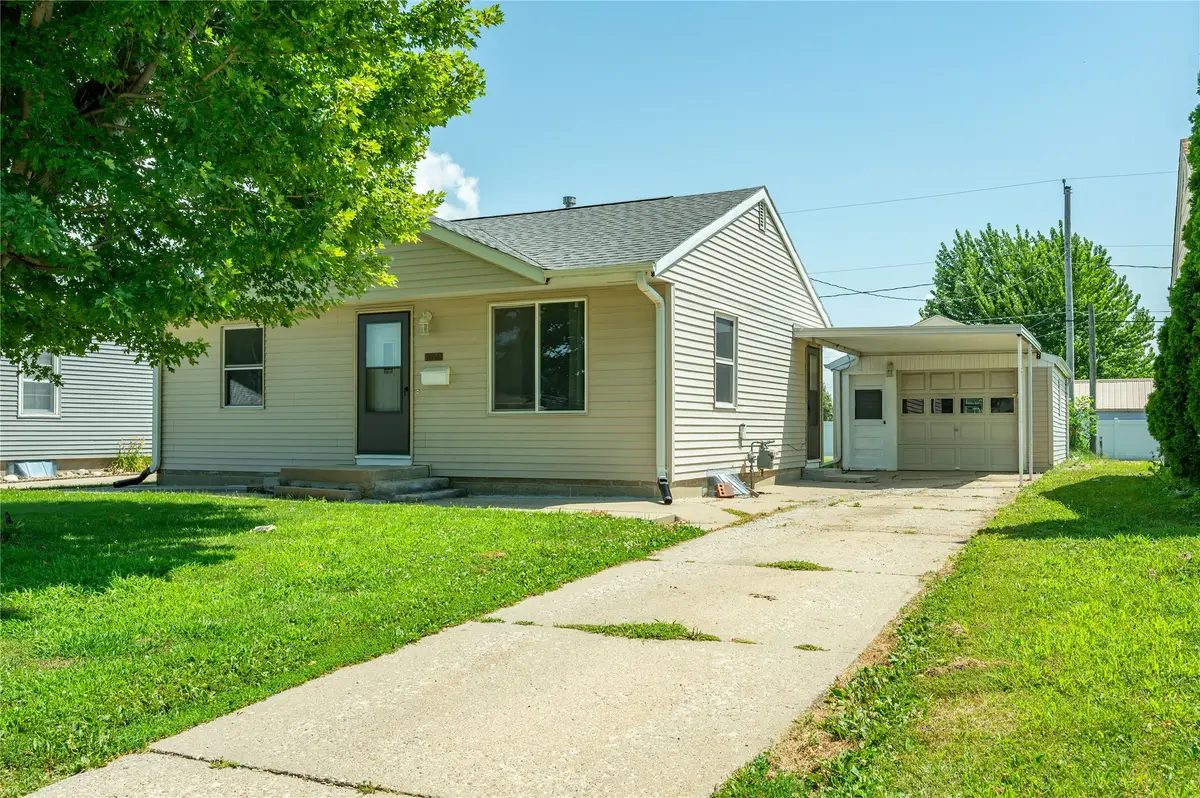 1014 S 11th Avenue, Marshalltown, IA 50158 - #1