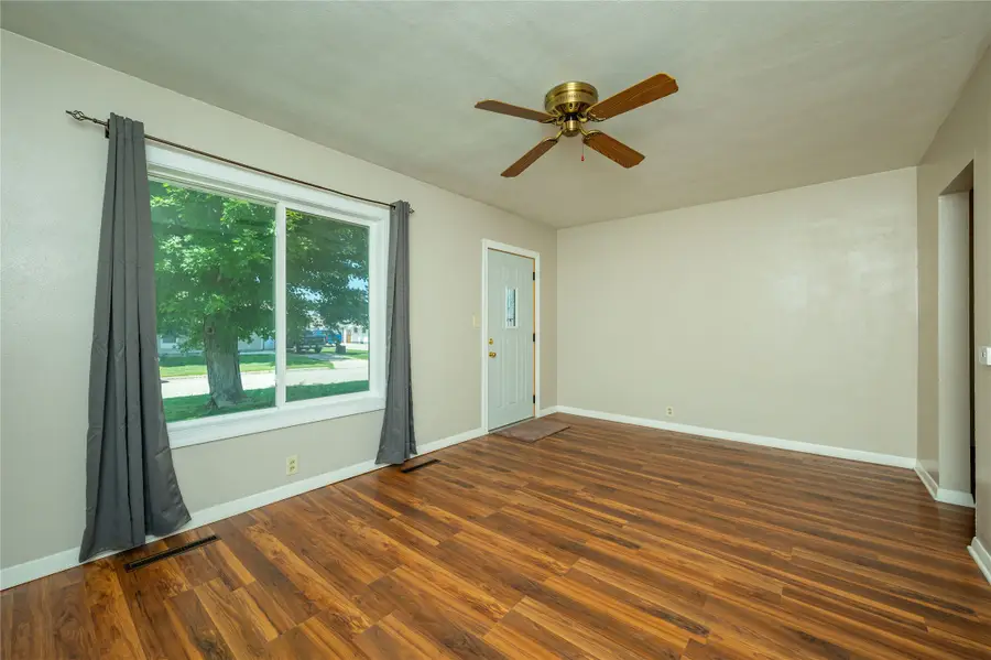 1014 S 11th Avenue, Marshalltown, IA 50158 - #2