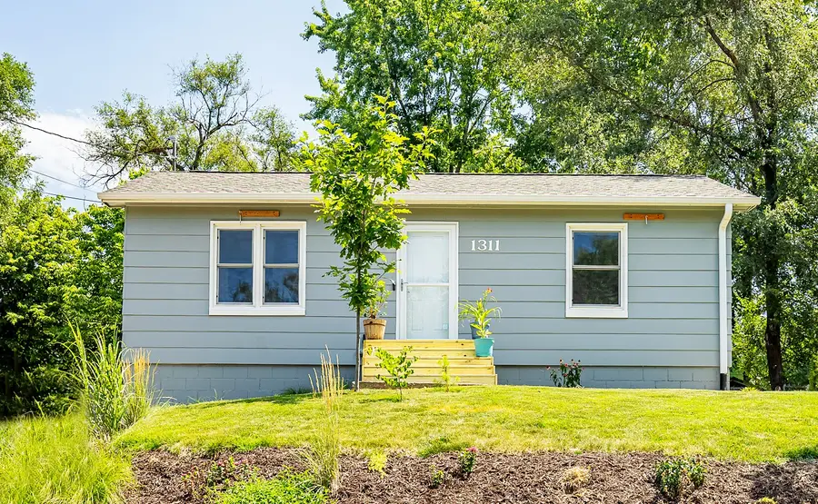 1311 E 33rd Court, Des Moines, IA 50317 - #2