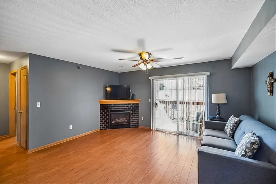 5916 Sutton Place #8, Urbandale, IA 50322 - #3