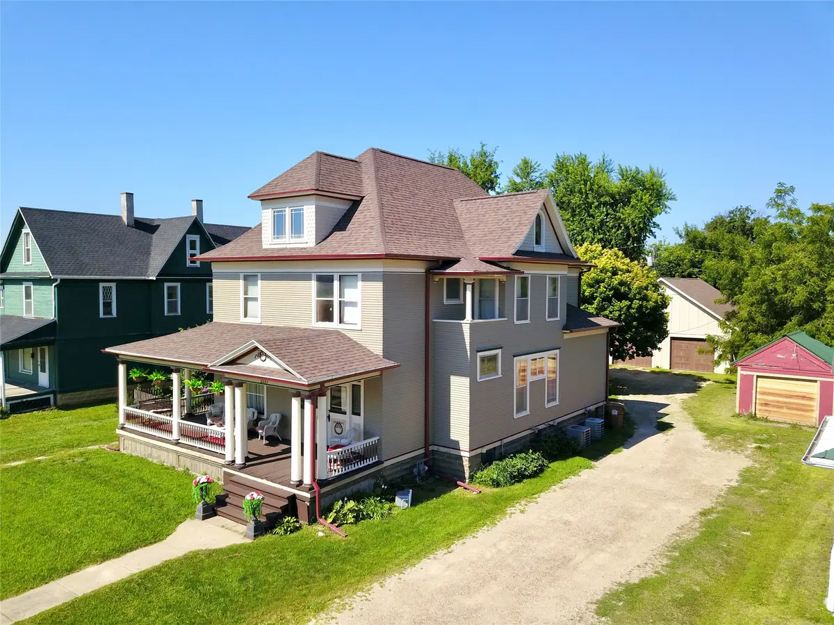 1137 West Street, Grinnell, IA 50112 - #1