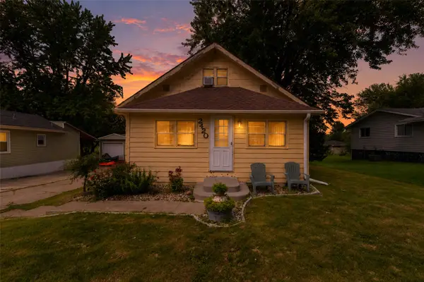 2420 E 37th Court, Des Moines, IA 50317