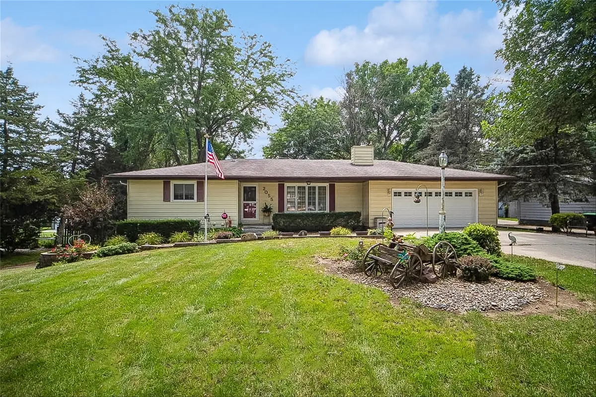 2055 E Leland Avenue, Des Moines, IA 50320 - #1